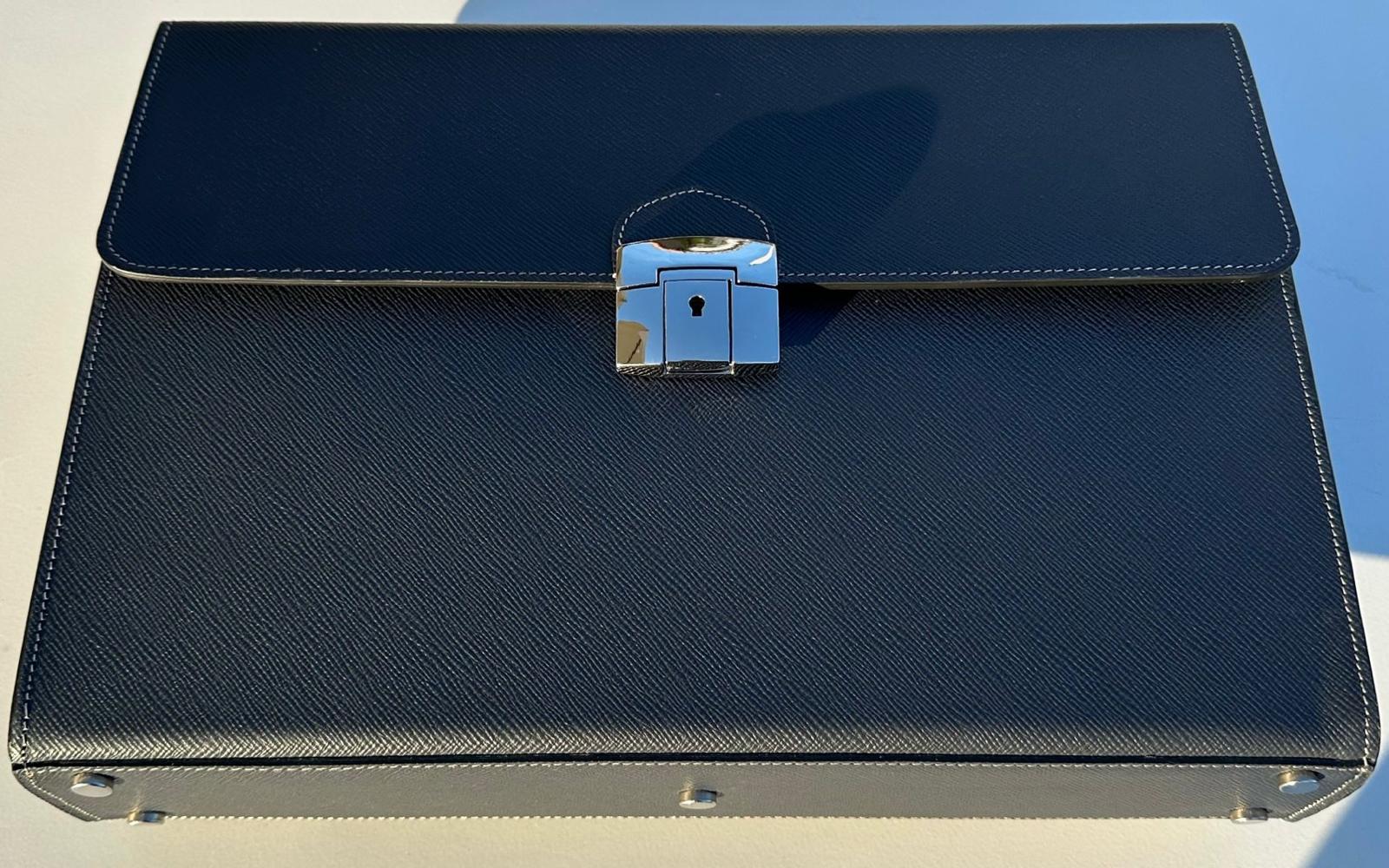 Salomè grande, color blu, in pelle Saffiano.