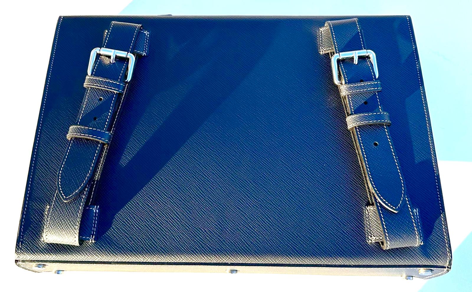 Salomè grande, color blu, in pelle Saffiano.