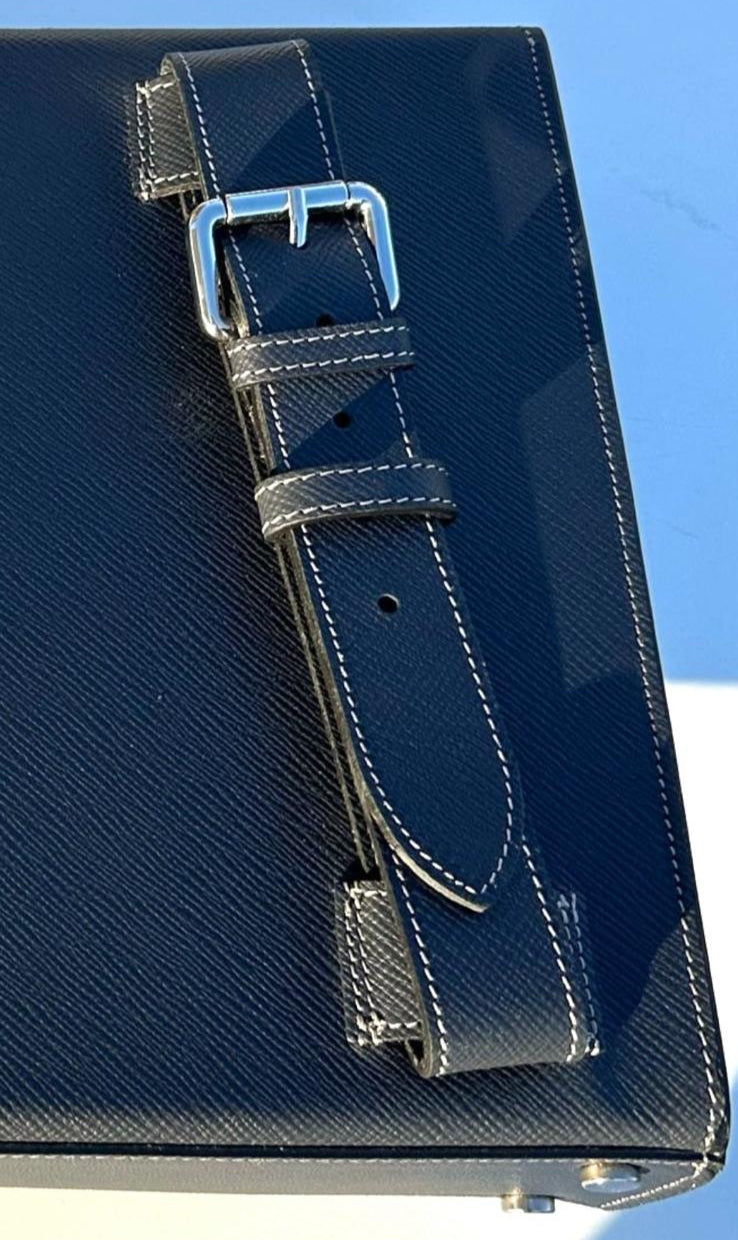 Salomè grande, color blu, in pelle Saffiano.