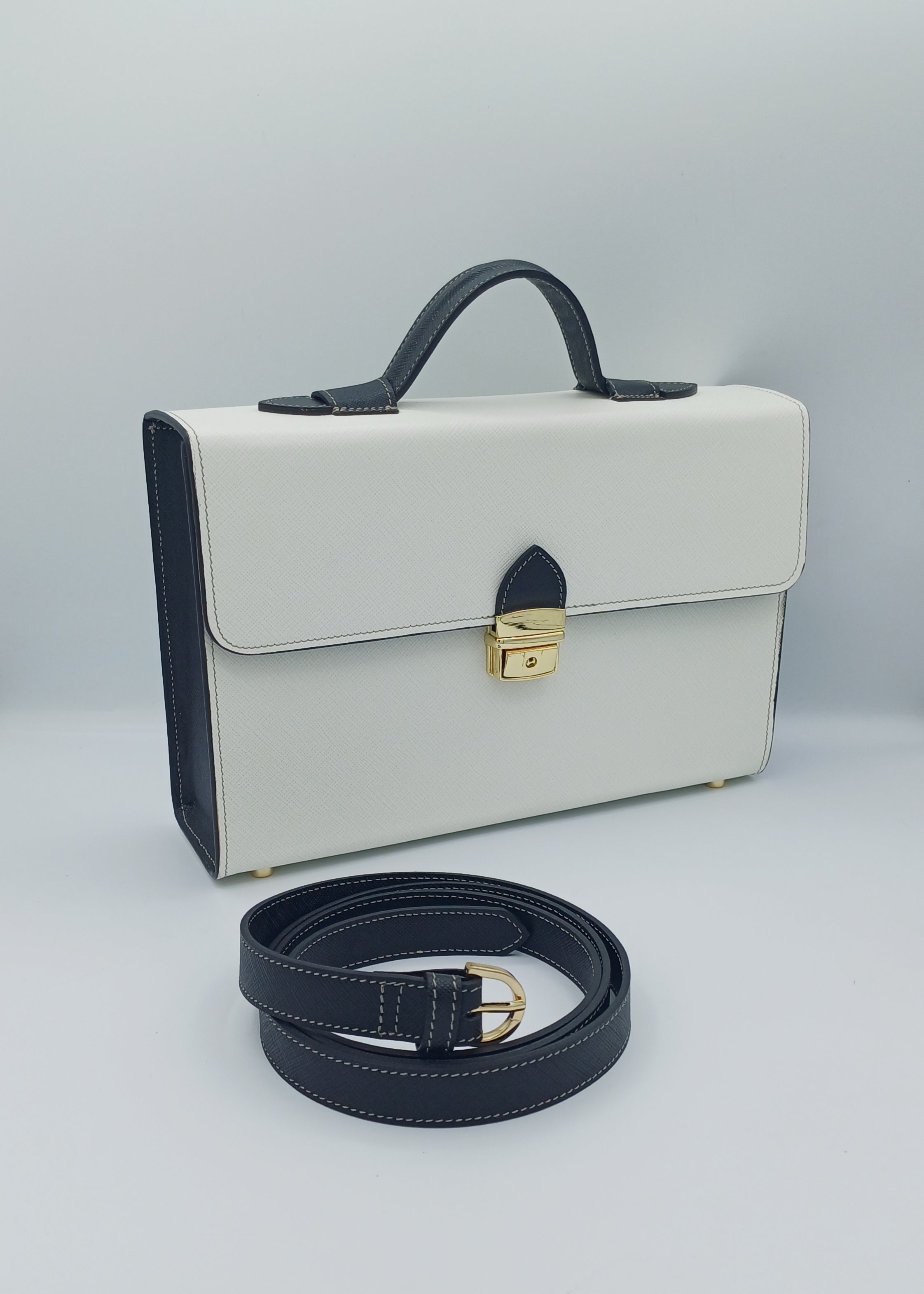 Salomè media, color bianco e nero, in pelle Saffiano.