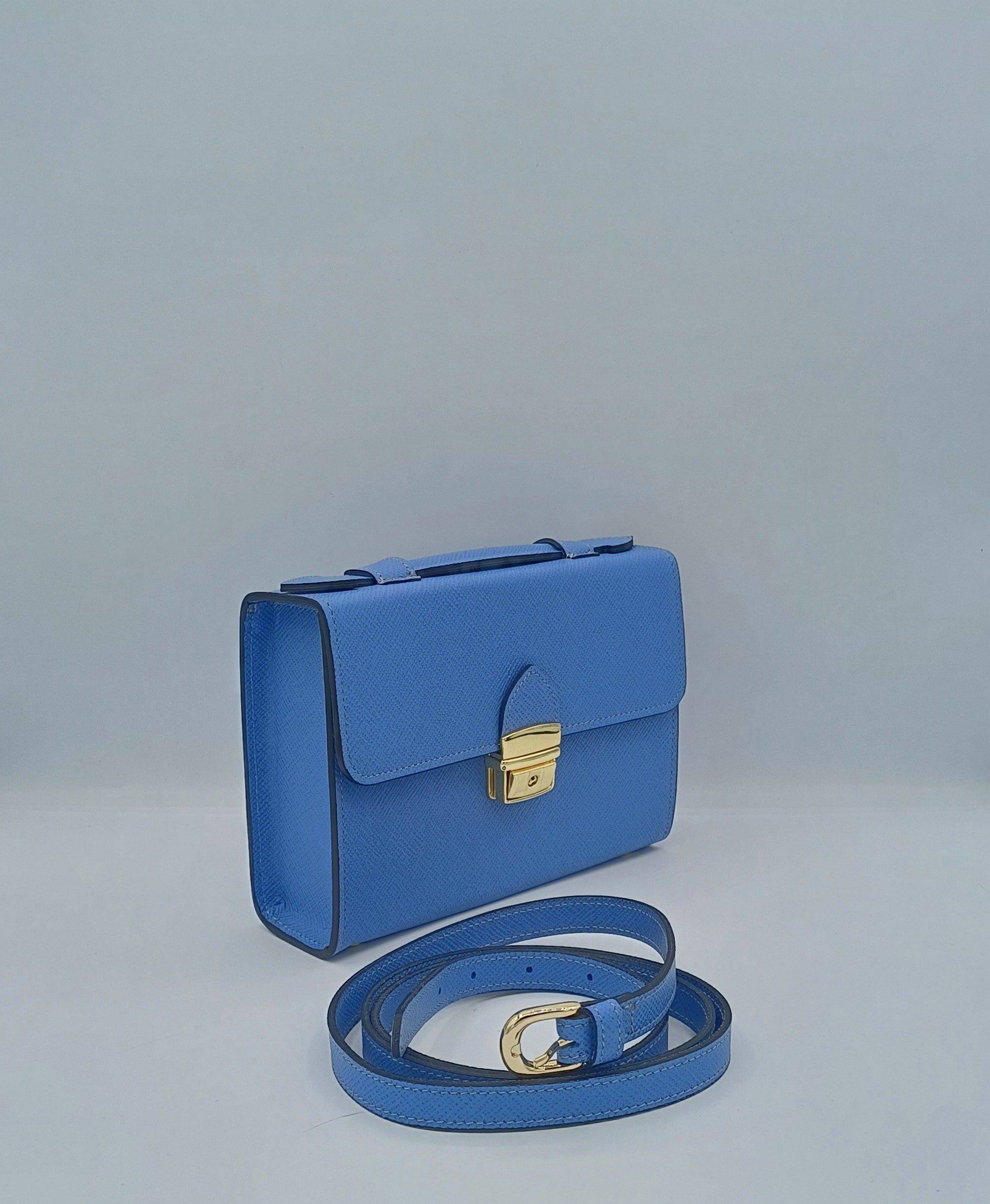 Salomè piccola, color celeste, in pelle Saffiano.