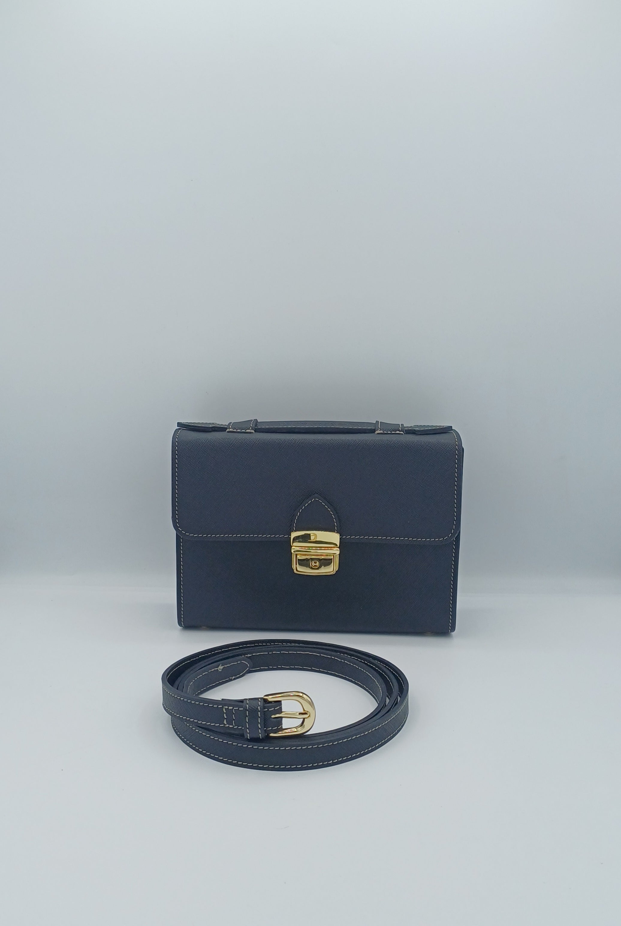 Salomè piccola, color nero, in pelle Saffiano.