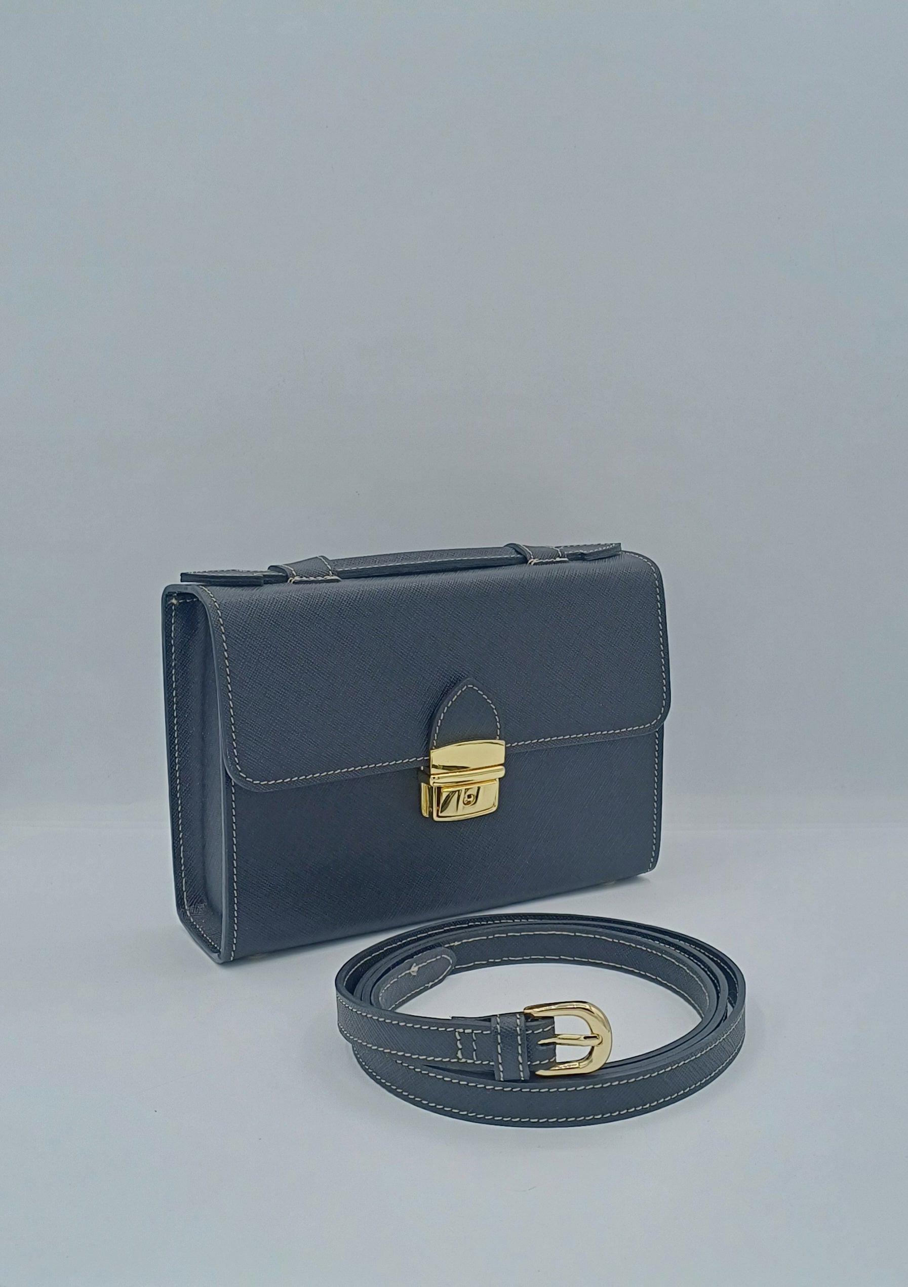 Salomè piccola, color nero, in pelle Saffiano.